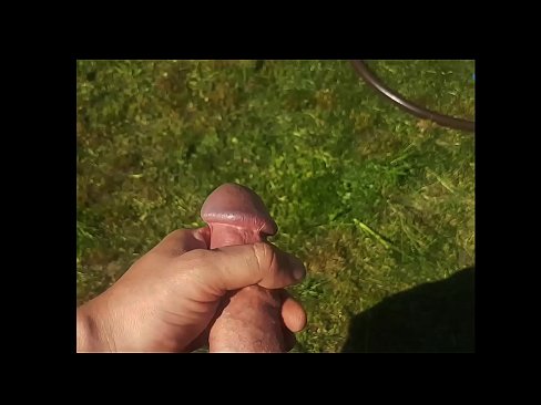 ❤️ Keçika germ di bexçeyek havînê de pisîka xwe ya pembe diqelişe û bi şuştinê dixe. ☑ Tenê porno li porno ku.analytik24.ru ❌