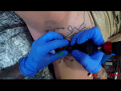 ❤️ Keçika pir tattookirî Sully Savage tattooek li ser klîtorê xwe kir. ☑ Tenê porno li porno ku.analytik24.ru ❌